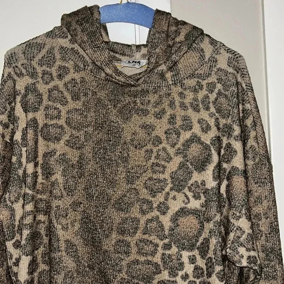 LNA cheetah print hooded sweater size XS - Picture 3 of 7